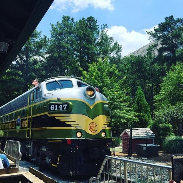 <b>Stone Mountain Park Scenic Railroad</b>
<br>
<b>Sitio web</b>: 
<a href="https://stonemountainpark.com/activity/attractions/scenic-railroad/">https://stonemountainpark.com/activity/attractions/scenic-railroad/</a> 
<br>
<b><a href="https://maps.app.goo.gl/8czKiL5ya41T3LXE7">Cómo llegar</a> </b>
<br>
<br>Sube a bordo de un tren con una locomotora de tamaño real de los años 40. Disfruta de una animada excursión de cinco millas alrededor de la montaña en vagones al aire libre mientras te maravillas con las hermosas vistas de Stone Mountain y el paisaje circundante.