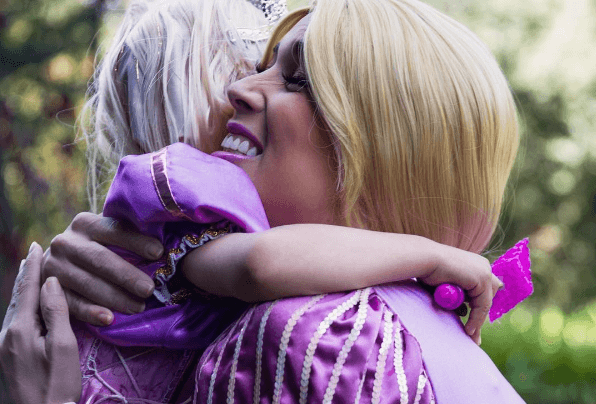 <b><a href="https://www.univision.com/programas/novelas/las-hijas-de-jacky-bracamontes-heredaron-la-pasion-por-la-adrenalina-fotos">Jacky</a></b> estuvo muy contenta de poder hacer una linda acción y cumplir el sueño de esta chiquita que lucha cada día contra esta enfermedad.