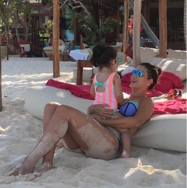 Giulietta es toda una viajera y así disfruta del sol y la playa del Caribe mexicano con su mamá, Ana Patricia.