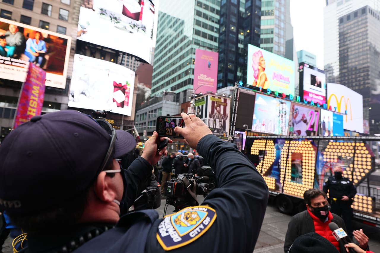 Los organizadores del evento dieron entrevistas a los medios de comunicación, donde se informó de la decisión de prohibir el ingreso al público por primera vez. Aún así, el evento desplegará luces y los efectos especiales que han hecho de esta transmisión un hito mundial.
