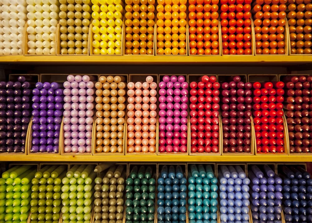 Cada tono particular de vela suele simbolizar algo diferente y, en esta ocasión, hablaremos sobre qué usos podemos darle a una vela tono naranja o anaranjado.