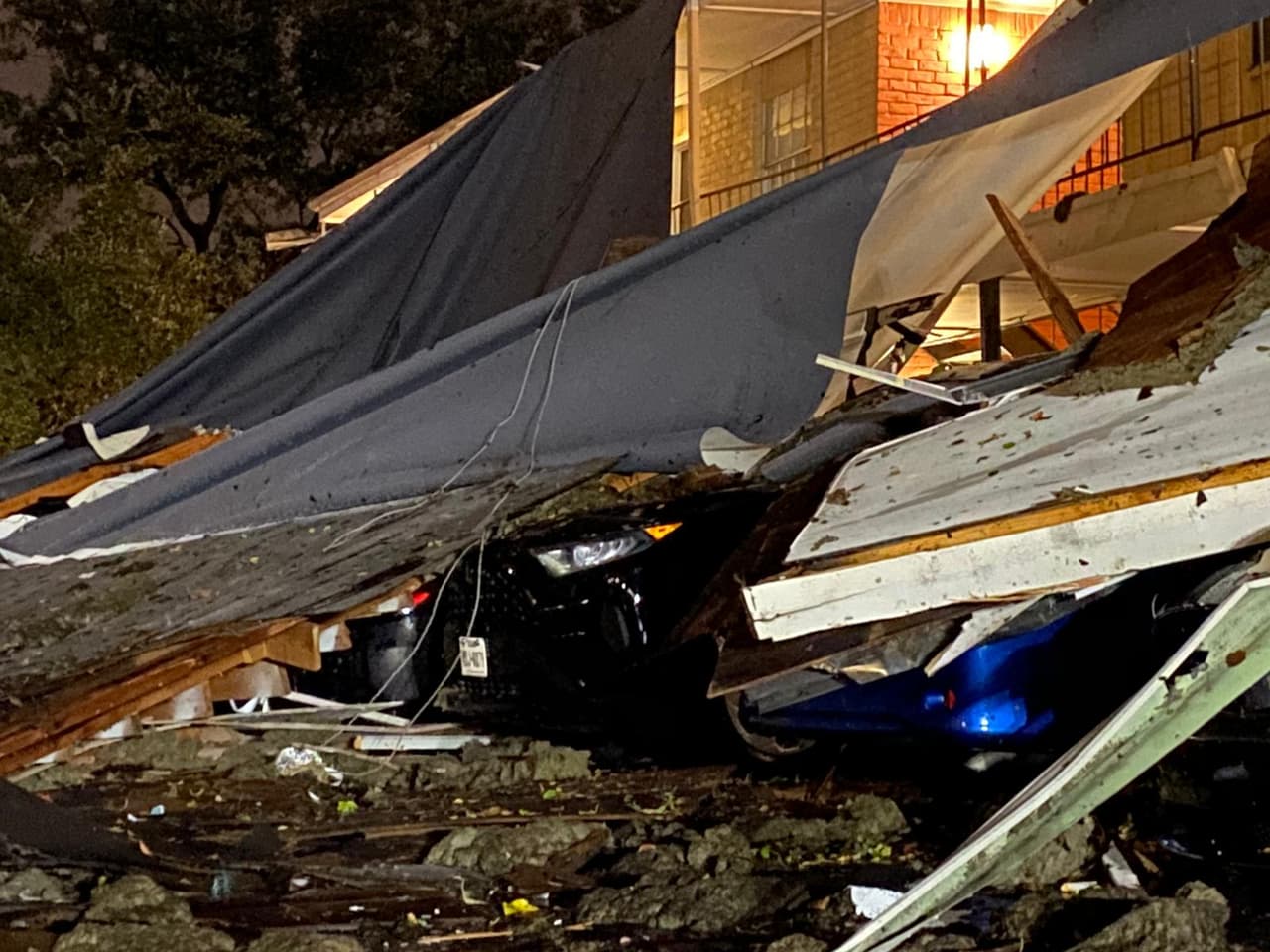 Algunos de los daños más notables se reportan en la ciudad de Arlington y Mesquite.