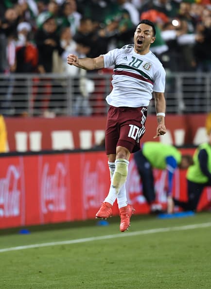 Marco Fabián (8): Marcó el gol de la victoria con una soberbia ejecución a balón parado. Se mostró participativo y buscó asumir la responsabilidad ofensiva del equipo azteca.