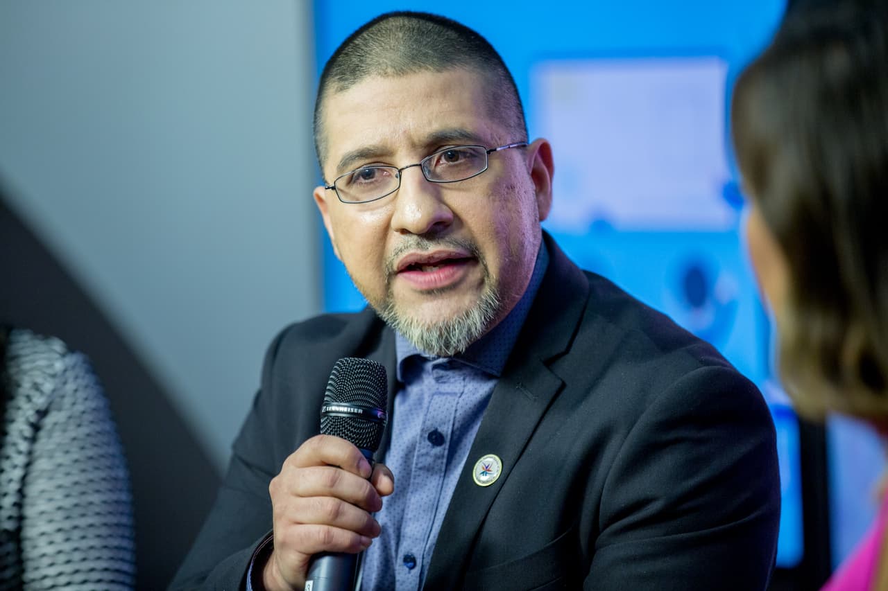 Ricky Castro: “Al poder ser lo mejor que yo puedo ser, al poder esforzarme, fuí reconocido y le pude mostrar a mis estudiantes que sí merecemos un lugar en la mesa del poder americano, no solo por el arte y la música, sino también por el poder intelectual”.