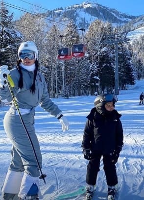 A través de sus historias de
<b><a href="https://www.instagram.com/kimkardashian/" target="_blank"> Instagram</a></b>, la estrella de 'Keeping up with the Kardashians' compartió imagénes de la convivencia familiar.