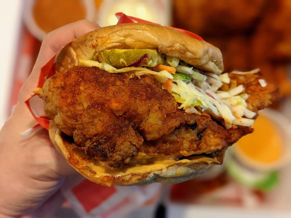 <b>Scoville Hot Chicken</b>
<br>Dirección: 3420 Piedmont Rd NE Atlanta, GA 30305
<br>Sitio web:
<a href="http://www.scovillechicken.com">http://www.scovillechicken.com</a>
<br>
<b><a href="https://www.yelp.com/map/scoville-hot-chicken-atlanta-2">Cómo llegar</a></b>
<br>
<br>Una usuaria de Yelp describió su experiencia así: “El condimento que usan para el pollo tiene suficientes especias. Ni demasiado picante ni demasiado simple. Justo para la persona que no quiere exagerar su almuerzo del día y sentirse miserable”.