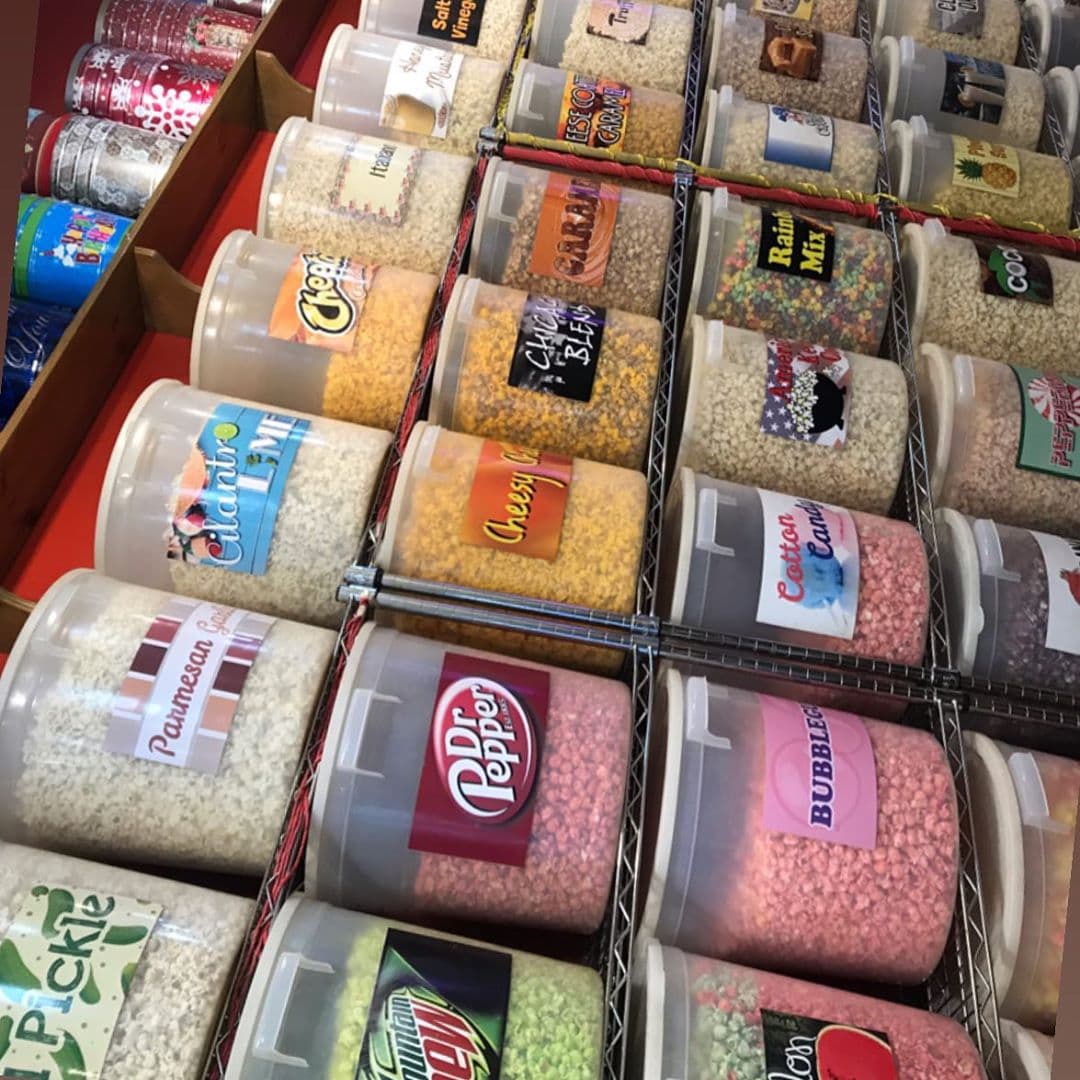 Tras varios meses resguardada en casa, en este viaje pudo disfrutar de exquisitos antojos. Karlita encontró una tienda con decenas de sabores de palomitas y preguntó a sus seguidores cuáles preferían.