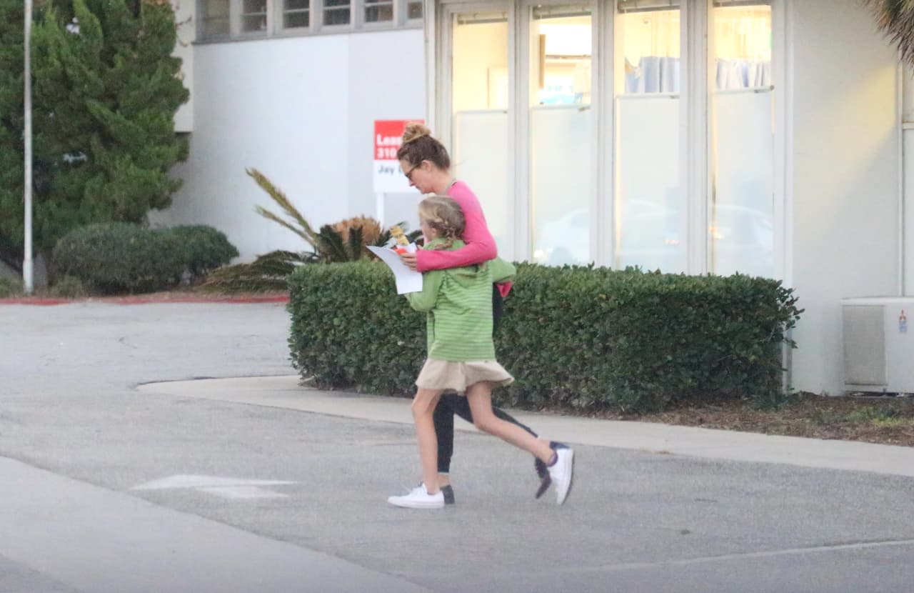 Hazel al menos podía caminar bien. ¿Qué le dolería?