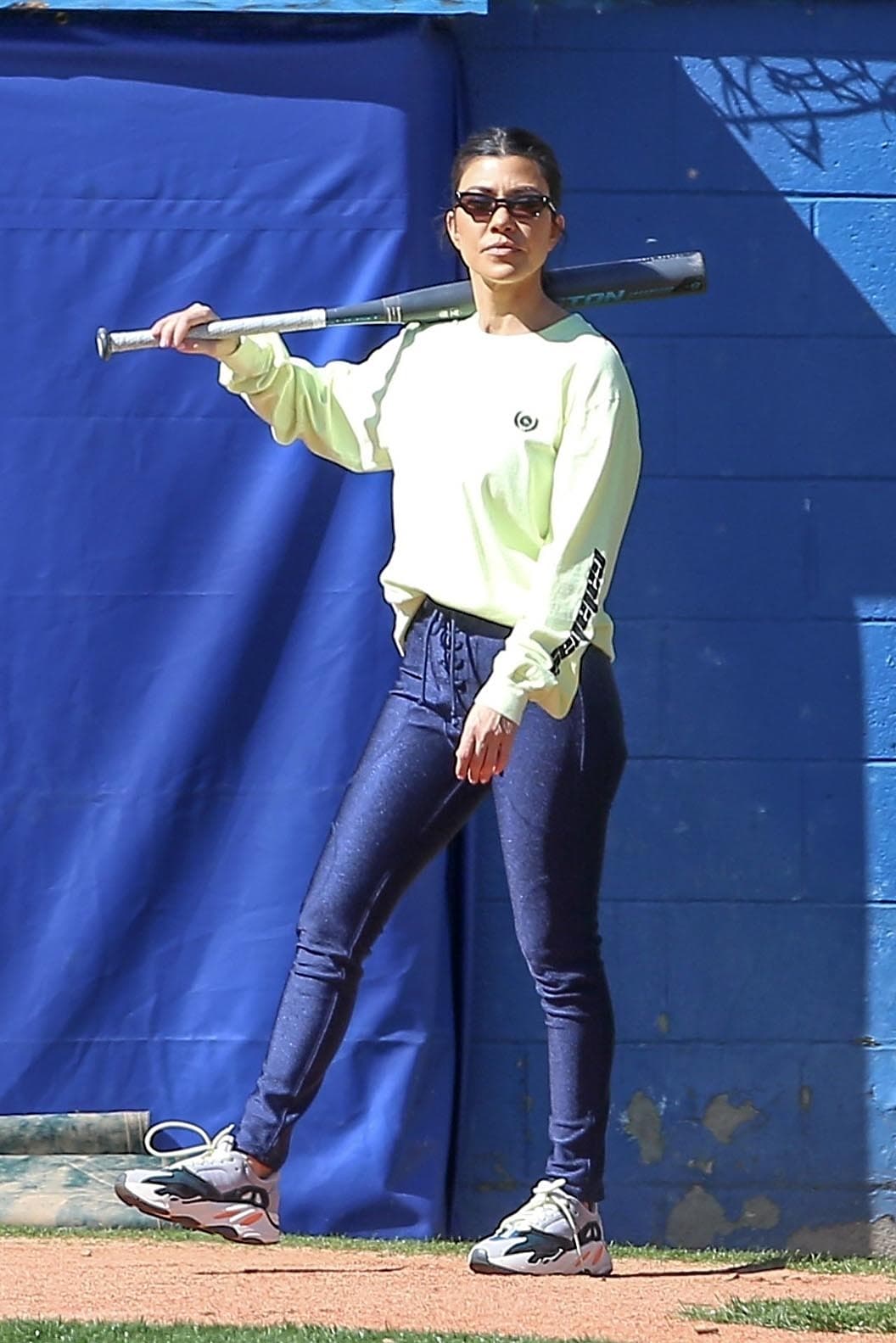 La semana pasada, las hermanas Kardashian visitaron varios lugares turísticos en Tokio, para grabar escenas de su programa. En la foto Kourtney, quien se comenta enfrenta diferencias con su novio Younes Bendjima.