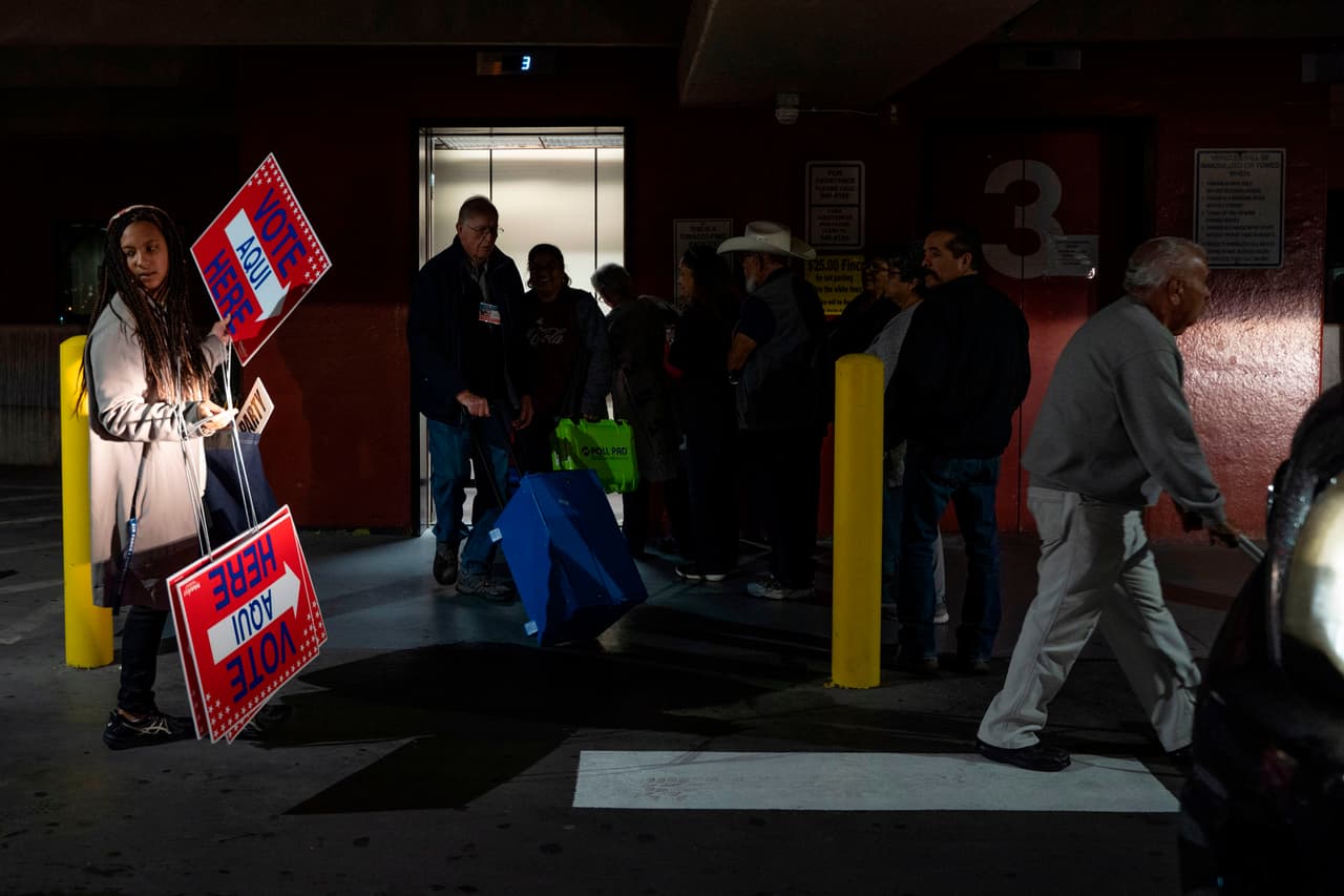 La secretaría de Estado de Texas ha difundido una 
<a href="https://www.texastribune.org/2020/05/26/texas-coronavirus-voting-procedures/" target="_blank">guía de recomendaciones</a> para votantes y funcionarios electorales. El documento, de ocho páginas, sugiere a los votantes que lleven su propio líquido desinfectante y usen mascarillas, así como lápices desde sus casas con tal de votar.