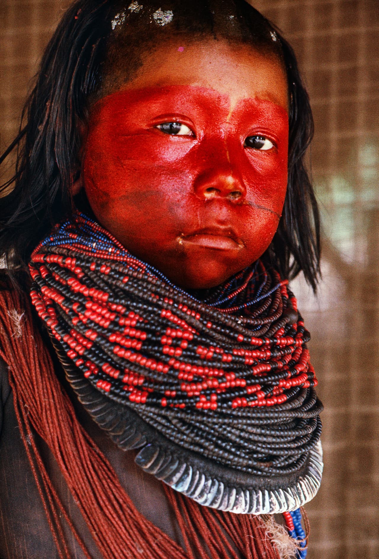 <b>Claudia Andujar</b>
<br>
<i>Brasil</i>
<br>De la serie Xicrin-Kayapó, 1970
<br>Vermelho
<br>Fotografía: impresión a chorro de tinta en papel BFK River Canson
<br>Tamaño: 54.3 × 37.0 × 2.0 pulgadas
<br>Miami Beach Convention Center | C33