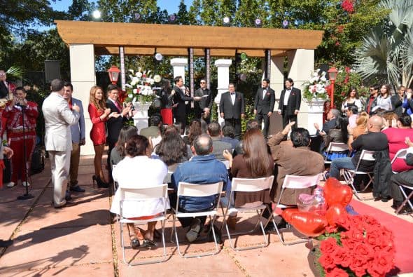 Los futuros novios esperaban impacientes a sus parejas.