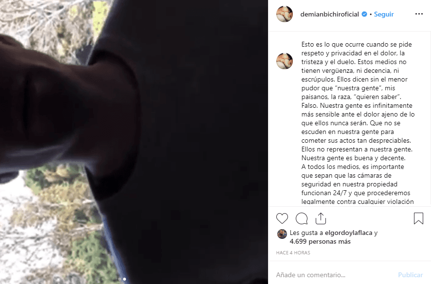 En el segundo video, se aprecia a otro reportero, esta vez del diario británico Daily Mail, en la puerta de la propiedad sosteniendo una breve conversación con la misma persona. Al igual que el periodista de Telemundo, el reportero fue respetuoso.