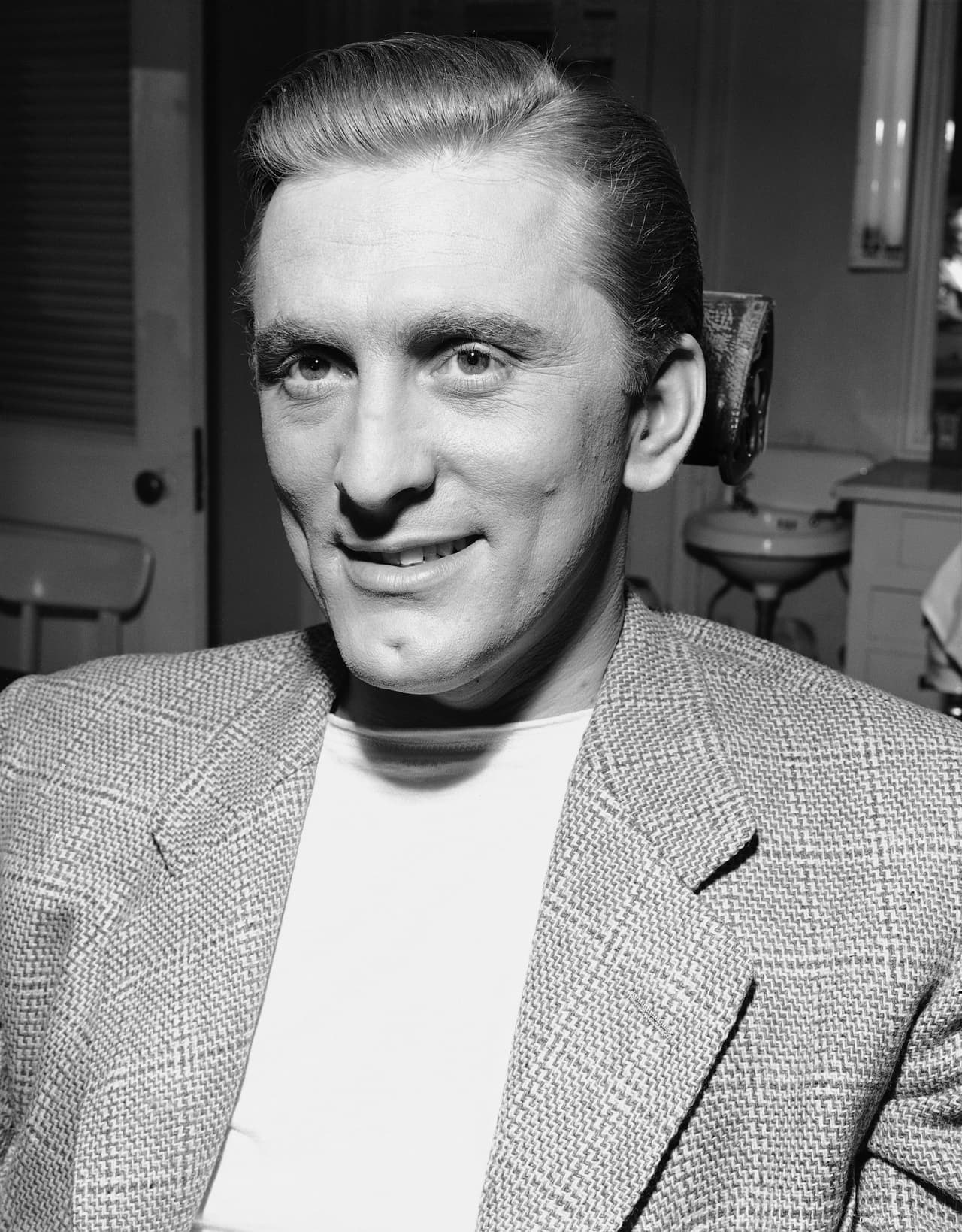 Kirk Douglas era su nombre artístico, en realidad se llamaba
<b>Issur Danielovitch Demsky</b>. Nació el 9 de diciembre de 1916 en Amsterdam, una pequeña localidad del estado de Nueva York.