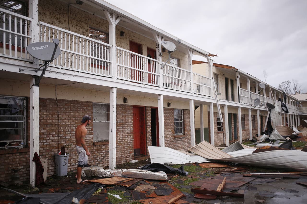 Un edificio de apartamentos destrozado por el viento en Panama City. Michael avanza ahora por Carolina del Sur luego de golpear con fuerza Florida y llevar lluvia y vientos a Georgia.