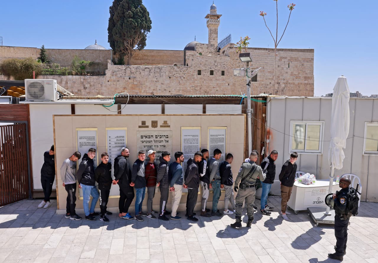 Horas después del inicio de los choques, la policía anunció el fin de la violencia y la detención de “cientos” de sospechosos. La mezquita reabrió para la oración de mediodía, que se celebraría con normalidad, añadió. Se espera que decenas de miles de personas acudan al rezo.