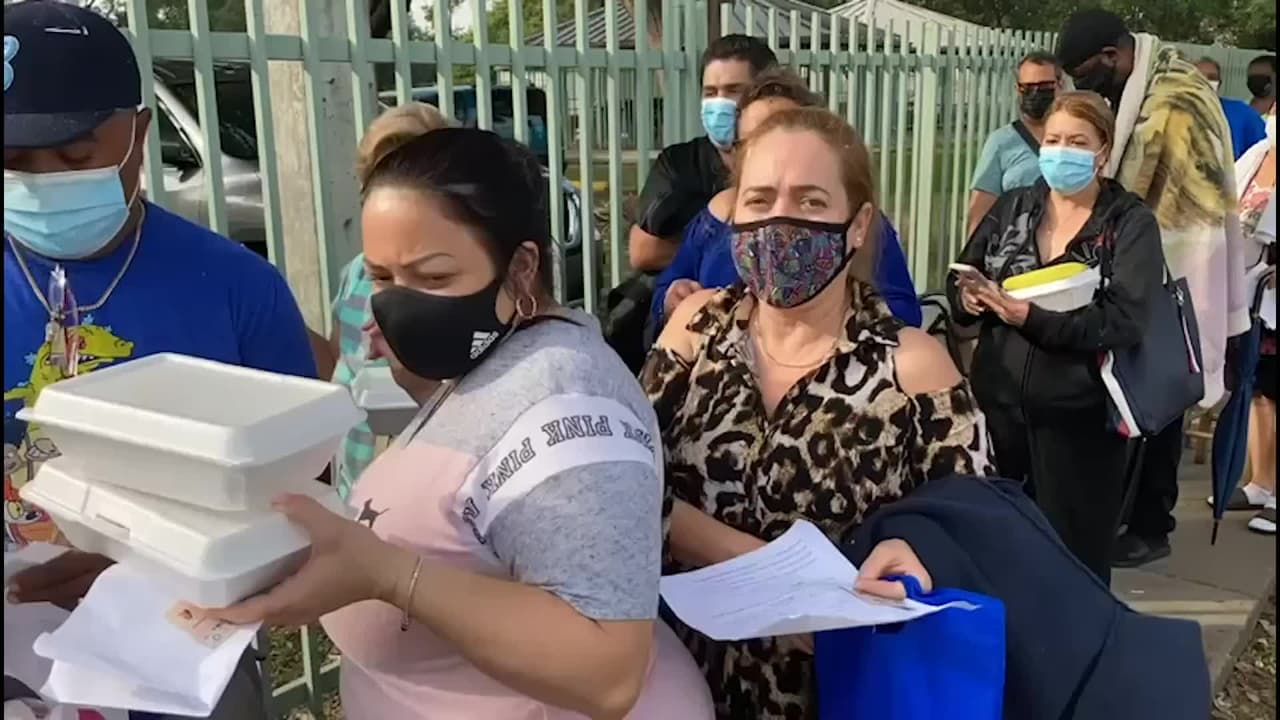 Largas filas para recibir la tarjeta de regalo de la ciudad de Miami pero se reparten hasta fin de mes