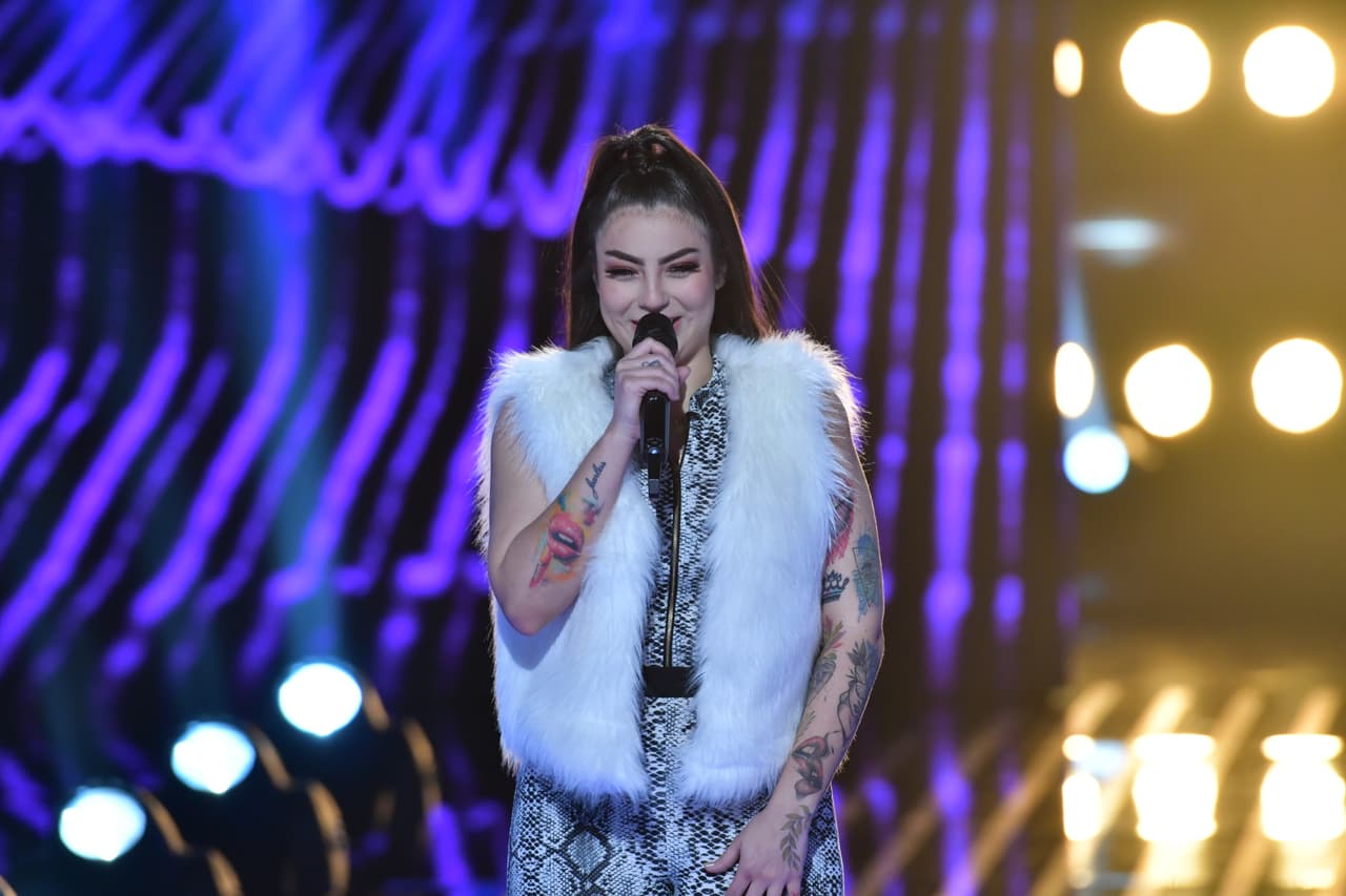 "Si conmigo tú juegas y también con otras más, yo te mando al carajo y aquí no vuelvas más. Y así tú no te haces el macho, que se cree el cuento que es más hombre si tiene cuatro, te estás equivocando", cantaba Giselle en el video viral. En ese entonces todo el mundo la reconoció como 'Queen G', su nombre artístico.