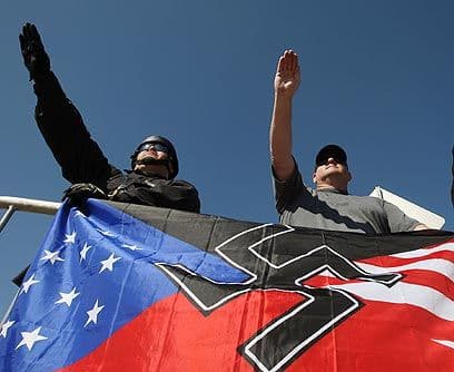 Nación AryanaBasados en las enseñanzas del nazismo, estos grupos separatistas proclaman la supremacía blanca (Arya) por sobre las otras razas. No obstante, el odio se ha expandido hacia las personas homosexuales.El racismo corre por las venas de estos norteamericanos que tienden a vivir en comunidades cerradas y alejados de los centros urbanos.