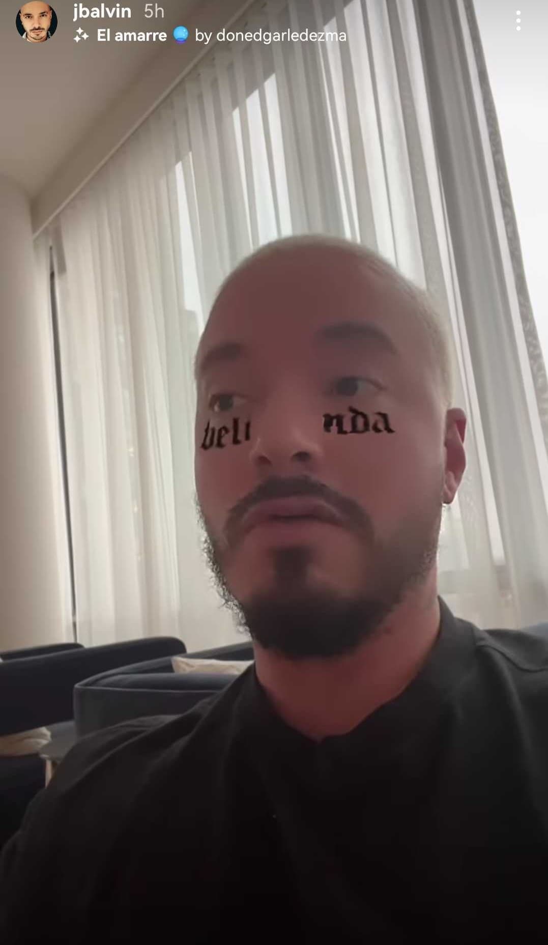 J Balvin respondió con diversos videos, en donde destaca uno donde lució un filtro con el nombre de Belinda en su rostro, una clara referencia a la exnovia de Nodal. Además, mostró su interés por escuchar la canción que Christian comentó que iba a lanzar inspirada en esta disputa.