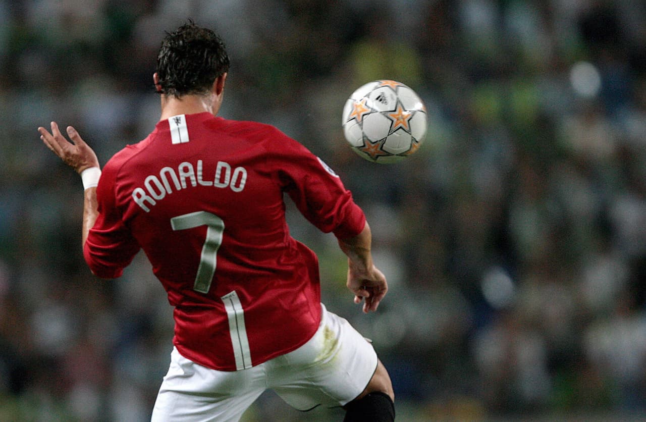 Tras Beckham, el portugués Cristiano Ronaldo llegó para ponerse el mítico dígito con Manchester United y el delantero también obtuvo gloria local e internacional.