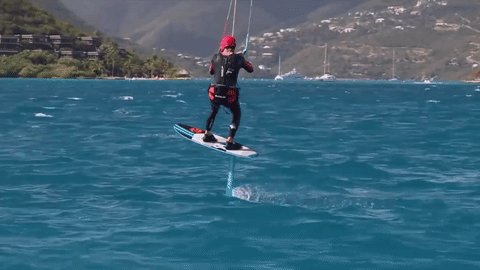 En un 
<b><a href="https://www.virgin.com/richard-branson/richard-vs-barack-kiteboard-and-foilboard-challenge">video</a></b> publicado por el mismo Branson, el multimillonario recorrió 50 metros antes de caer.