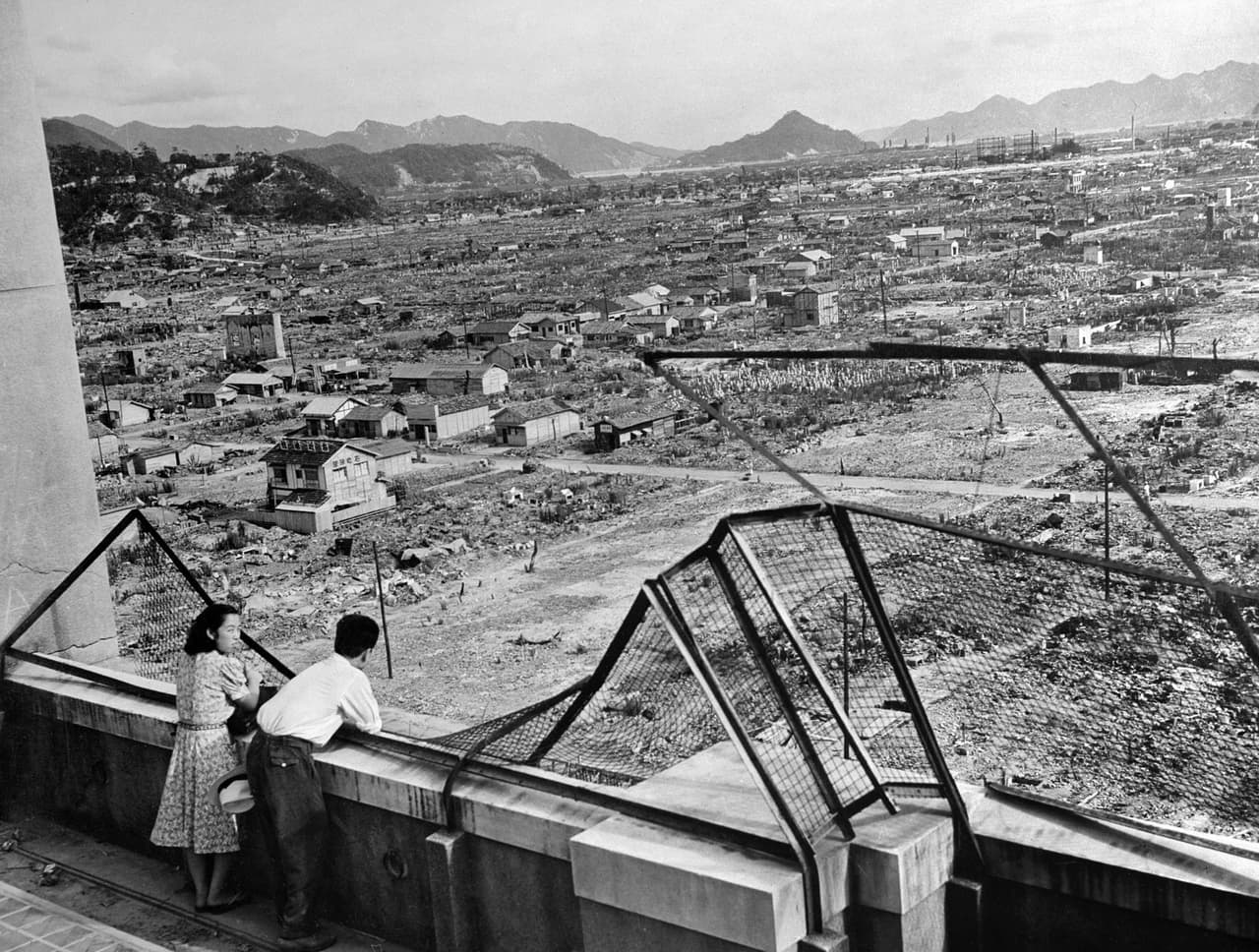 <b>Hiroshima tenía una población de 255,000 antes de los ataques. </b>Tras los bombardeos murieron 66,000 personas y 69,000 personas resultaron heridas, completando un total de afectados
<b> </b>de 135,000.
<br>
