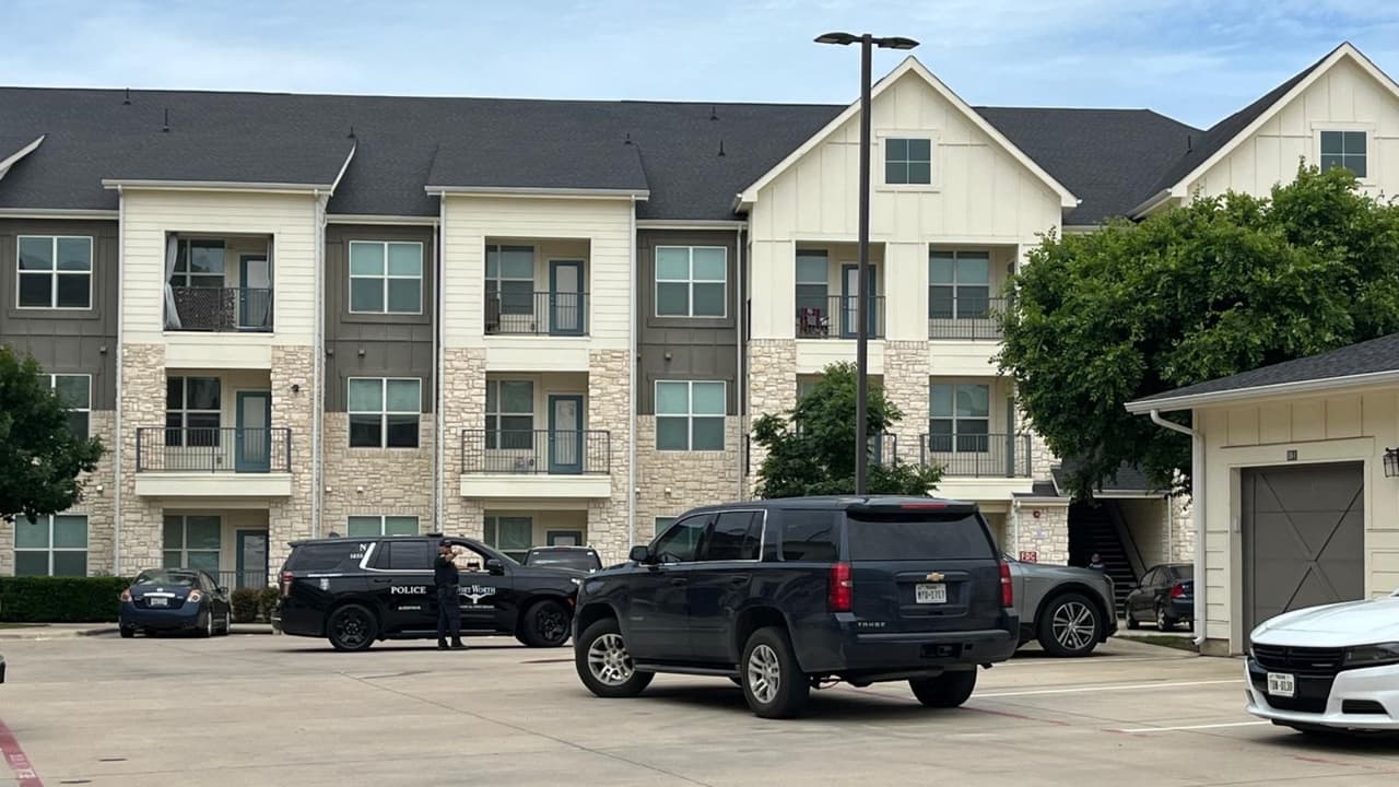<h3 class="cms-H3-H3">Tiroteo en Fort Worth involucró a agentes estatales</h3> Casi al mismo tiempo, 
<a href="https://www.univision.com/local/dallas-kuvn/tiroteo-fort-worth-outlet-boulevard-sospechoso-muerto-investigacion" target="_blank">otro operativo terminaba en violencia en Fort Worth.</a>
<br>El tiroteo ocurrió 
<b>cerca del complejo 35 West at Champions Circle Apartments, en el norte de la ciudad,</b> cerca de Interstate 35W y Highway 114. 
<br>Durante varias horas 
<b>existió confusión sobre qué agencia estaba involucrada,</b> luego de que la Policía de Fort Worth aclarara que ninguno de sus oficiales había disparado. 
<br>Más tarde se confirmó que
<b> agentes de la Oficina del Fiscal General de Texas estaban sirviendo una orden cuando el sospechoso presuntamente atacó</b> a oficiales. 
<br>El hombre 
<b>murió en la escena. </b>
<br>Los Texas Rangers quedaron a cargo de la investigación.