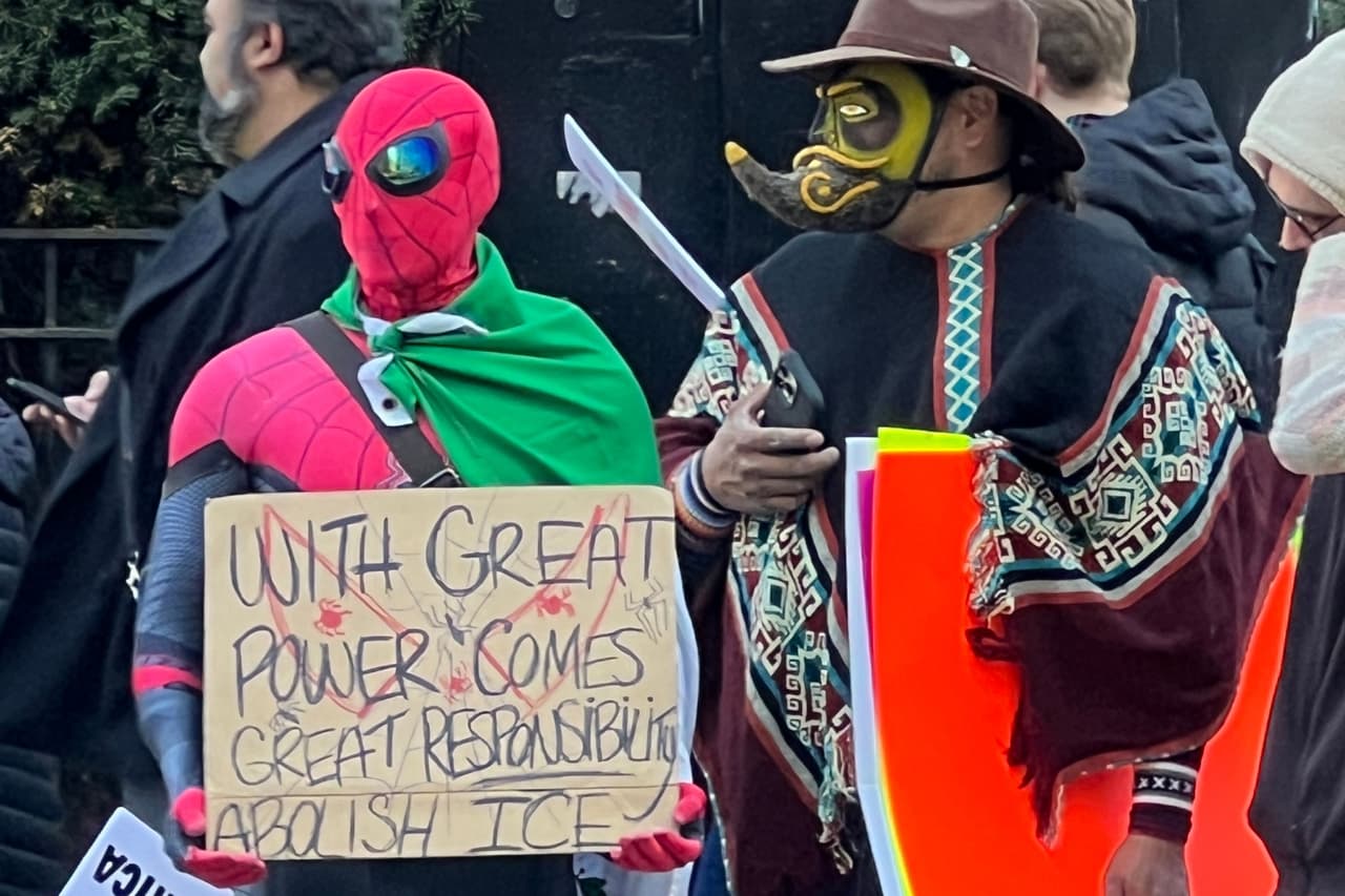 “Con gran poder viene una gran responsabilidad. ¡Fin a ICE!”, dice una persona enmascarada como Spider-Man durante la marcha en Chicago.