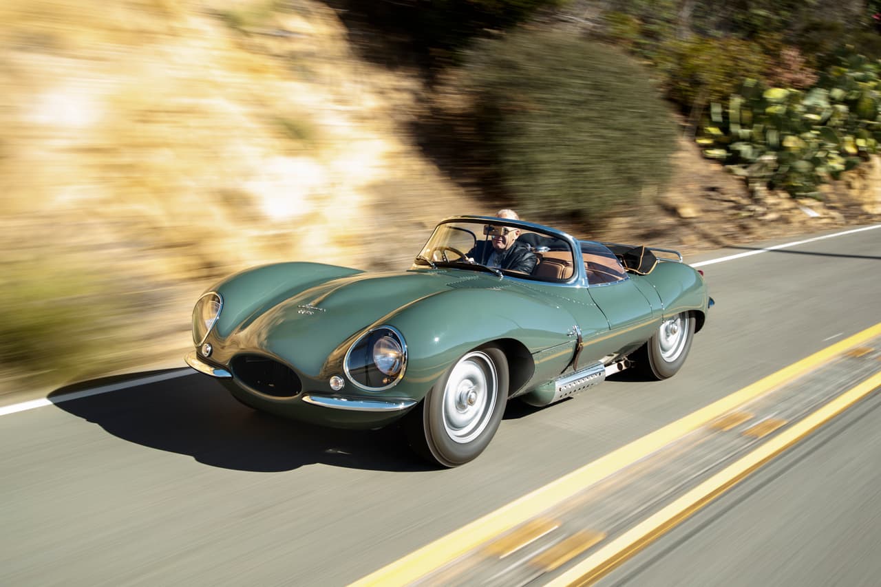 Los nueve ‘nuevos’ Jaguar XKSS para la venta al público comenzarán a ser construidos este mismo año y se estima que la producción de cada uno de ellos tomará más de 10,000 horas hombre.