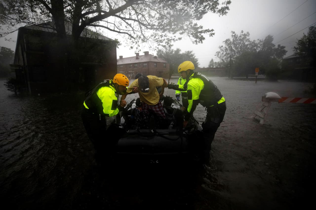 Uno de los cientos de rescates en New Bend. En las últimas horas los vientos máximos sostenidos de Florence han disminuido su fuerza a cerca de 50 mph (80 km por hora).