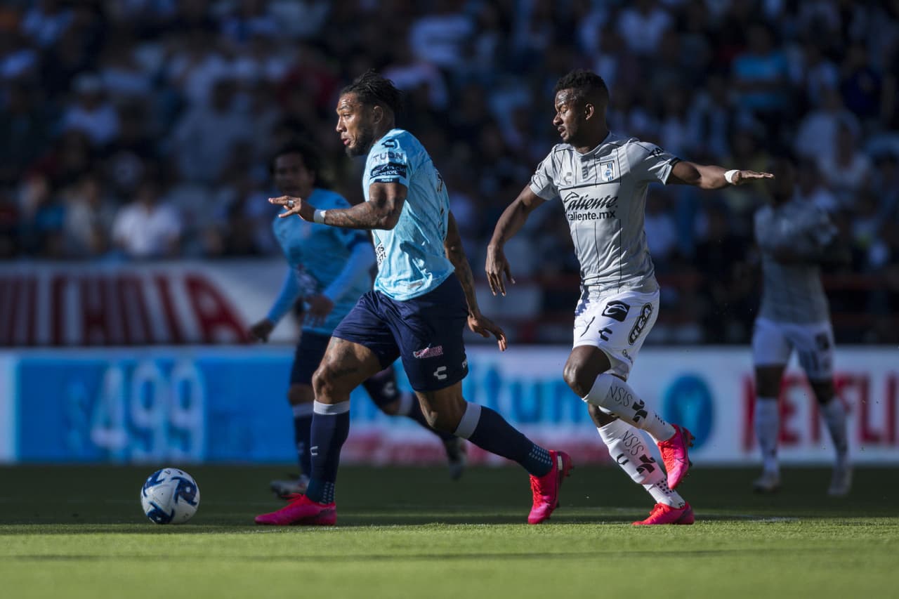 Colin Kazim Richards saca el disparo, pero termina en saque de meta a favor del Querétaro.