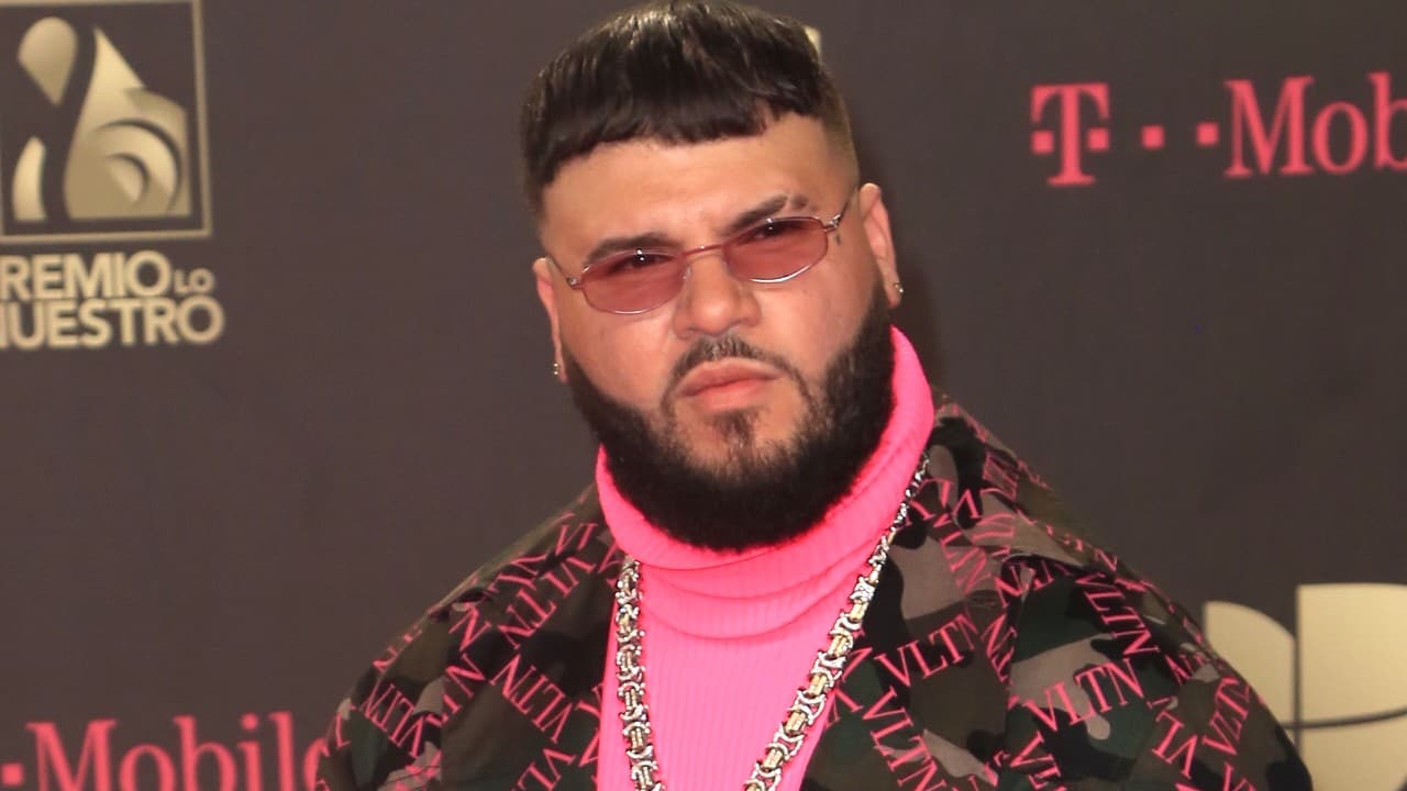 Farruko hace "experimento social" y le llueven críticas al aparecer en un club nocturno 