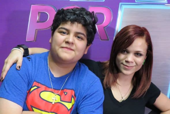 Junto a su amiga Stephanie Guzmán.