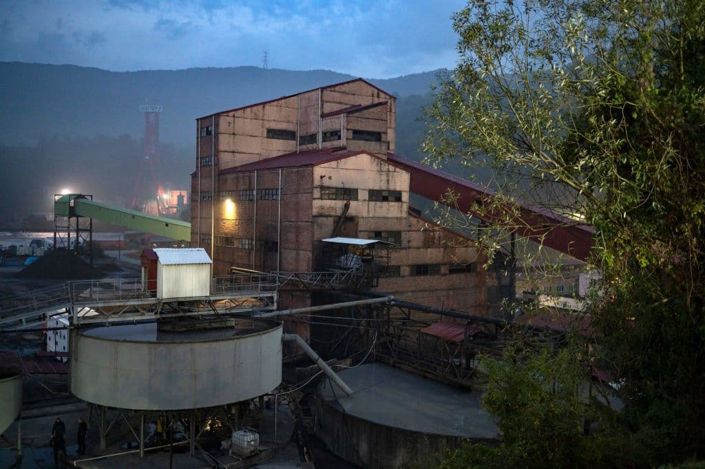 Las galerías accidentadas se encuentran a 300 y 350 metros (984 y 1,148 pies) bajo el nivel del mar.