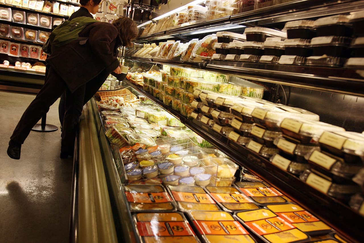 Sea cual sea tu ocupación, para mantener un peso saludable es clave el
<a href="https://www.univision.com/noticias/enfermedades-cardiovasculares/se-sienta-mas-de-10-horas-al-dia-podria-estar-en-riesgo-de-sufrir-enfermedades-cardiovasculares">ejercicio para combatir el sedentarismo</a> y planificar las comidas de la semana, tanto las principales como las meriendas. Así
<b>ingieres alimentos de calidad y evitas terminar comiendo lo primero que se cruce en tu camino</b>.