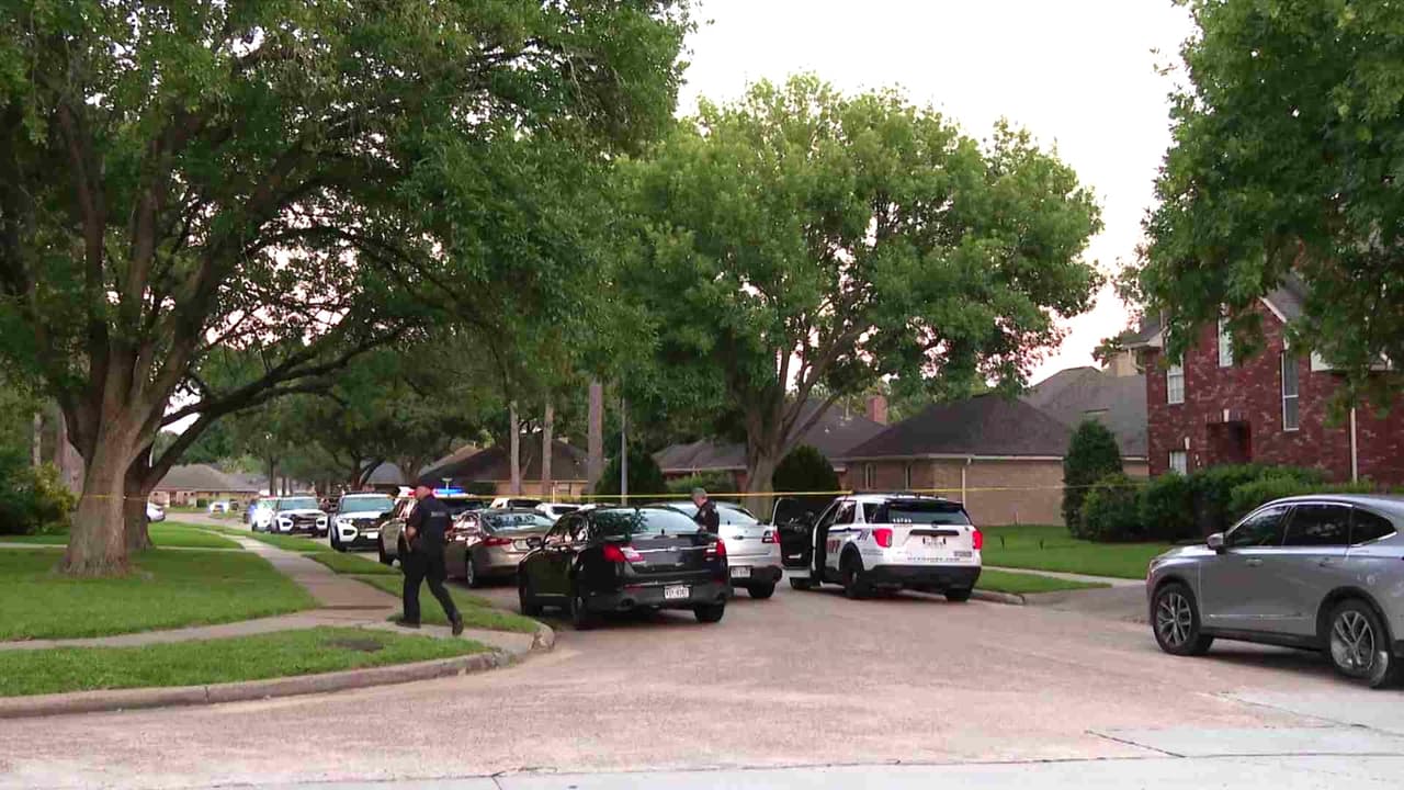 Joven es hallado muerto dentro de un auto en el garaje de una casa al oeste del condado Harris