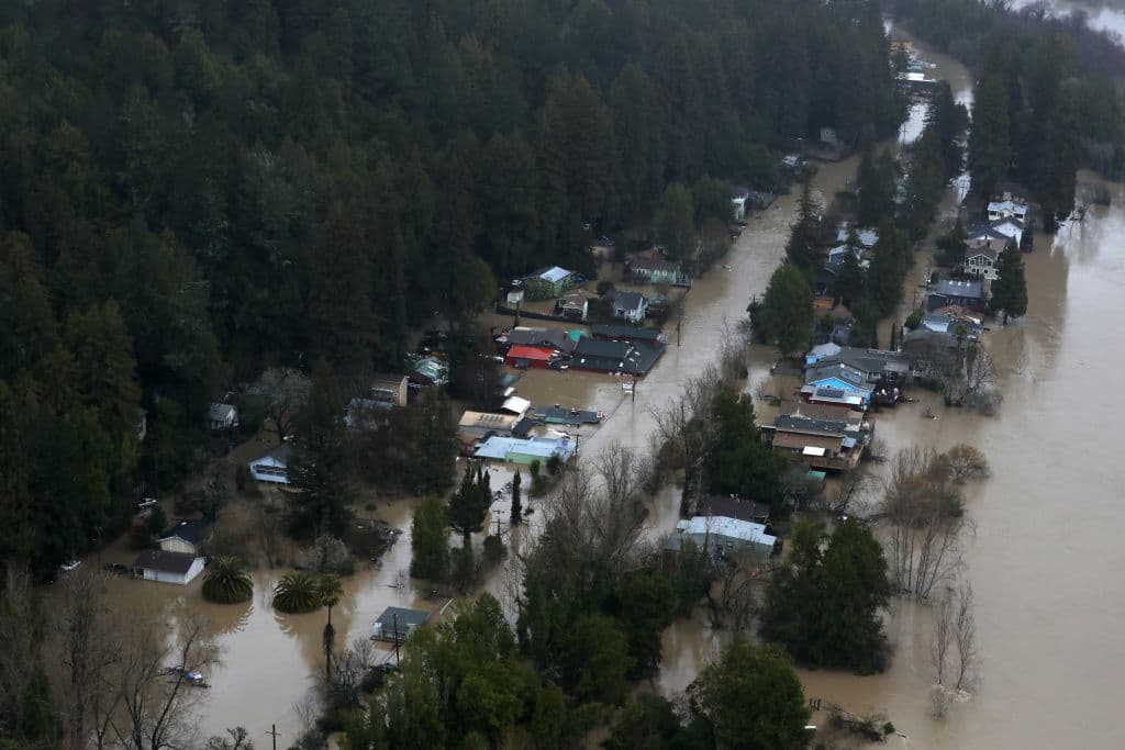 En menos de 24 horas, decenas de viviendas en Guerneville quedaron inundadas debido al desbordamiento del Russian River. Las autoridades alertaron que el afluente llegará a su nivel máximo para la noche de este miércoles.