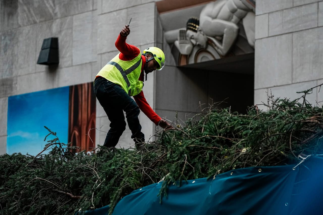 En el 30 Rockefeller Plaza, trabajadores utilizaron grúas para elevar cuidadosamente el árbol frente a la icónica pista de patinaje, mientras cientos de curiosos se congregaban para presenciar el montaje.