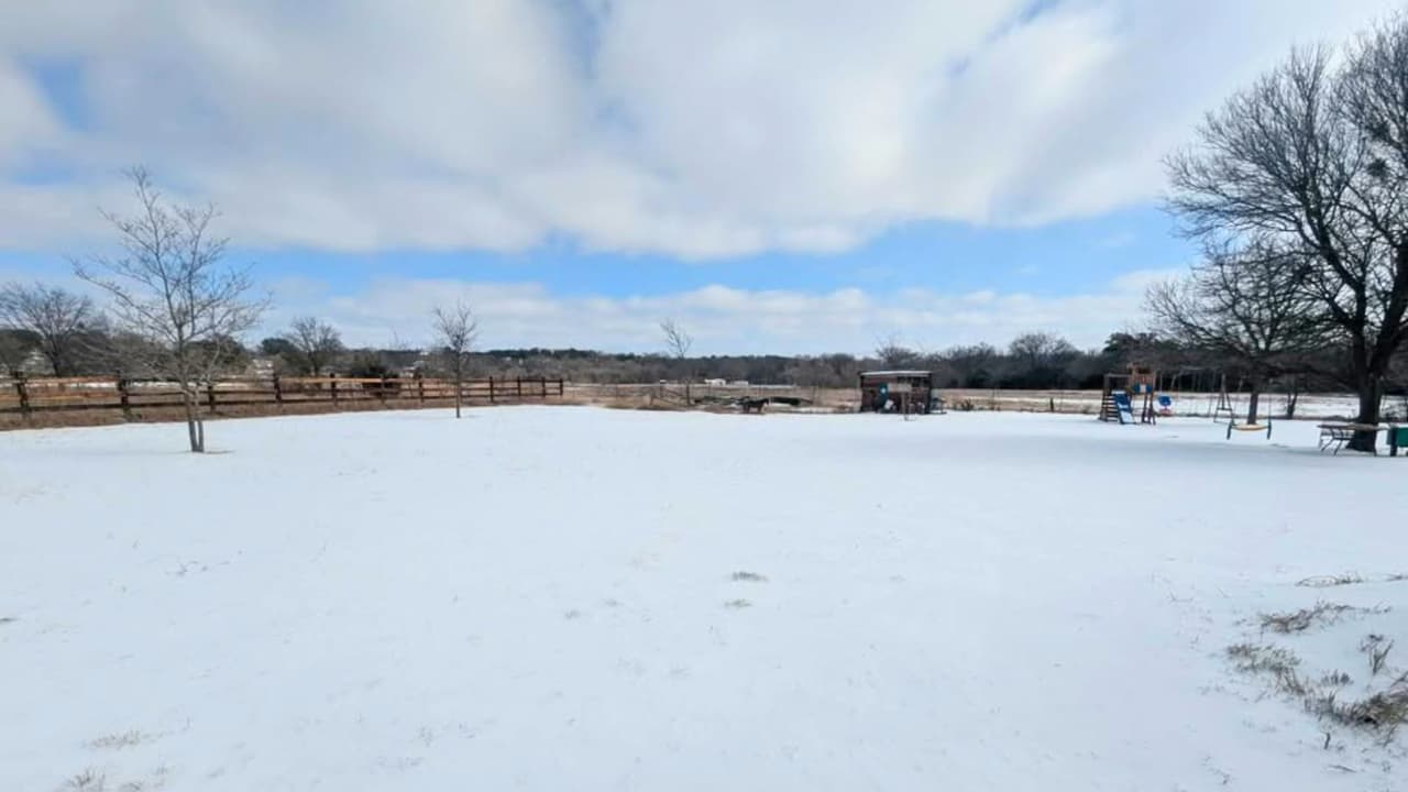 <h3 class="cms-H3-H3">Cómo amaneció la región</h3> El viento redujo la sensación térmica 
<b>hasta cerca de siete grados Fahrenheit bajo cero</b>, aumentando el riesgo de congelación para quienes permanecen al aire libre. 
<br>Puentes, pasos elevados y calles secundarias presentaron 
<b>capas de hielo difíciles de detectar. </b>En algunos puntos, el pavimento parecía seco, pero escondía superficies resbalosas. Autoridades advirtieron que 
<b>estas condiciones pueden provocar accidentes incluso cuando ya no hay precipitación activa.</b>
