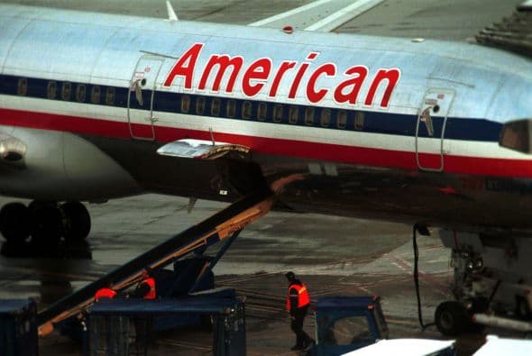 Mientras otras aerolíneas se declaraban en quiebra en los años 80 y 90, American creció. Se apropió de las rutas del este de Latinoamérica y abrió un centro de conexiones en Miami. La desaparición de Pan Am y TWA dejó a American como la única aerolínea estadounidense nacional.