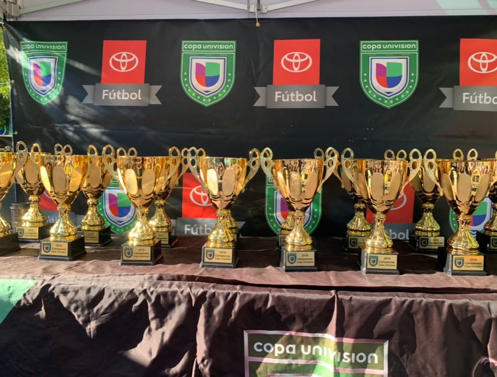 Los ganadores de cada división recibieron trofeos.
<br>