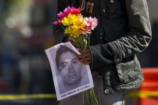 Los estudiantes de Ayotzinapa insisten en que no les creen a las autoridades y que esperan los resultados de ADN.