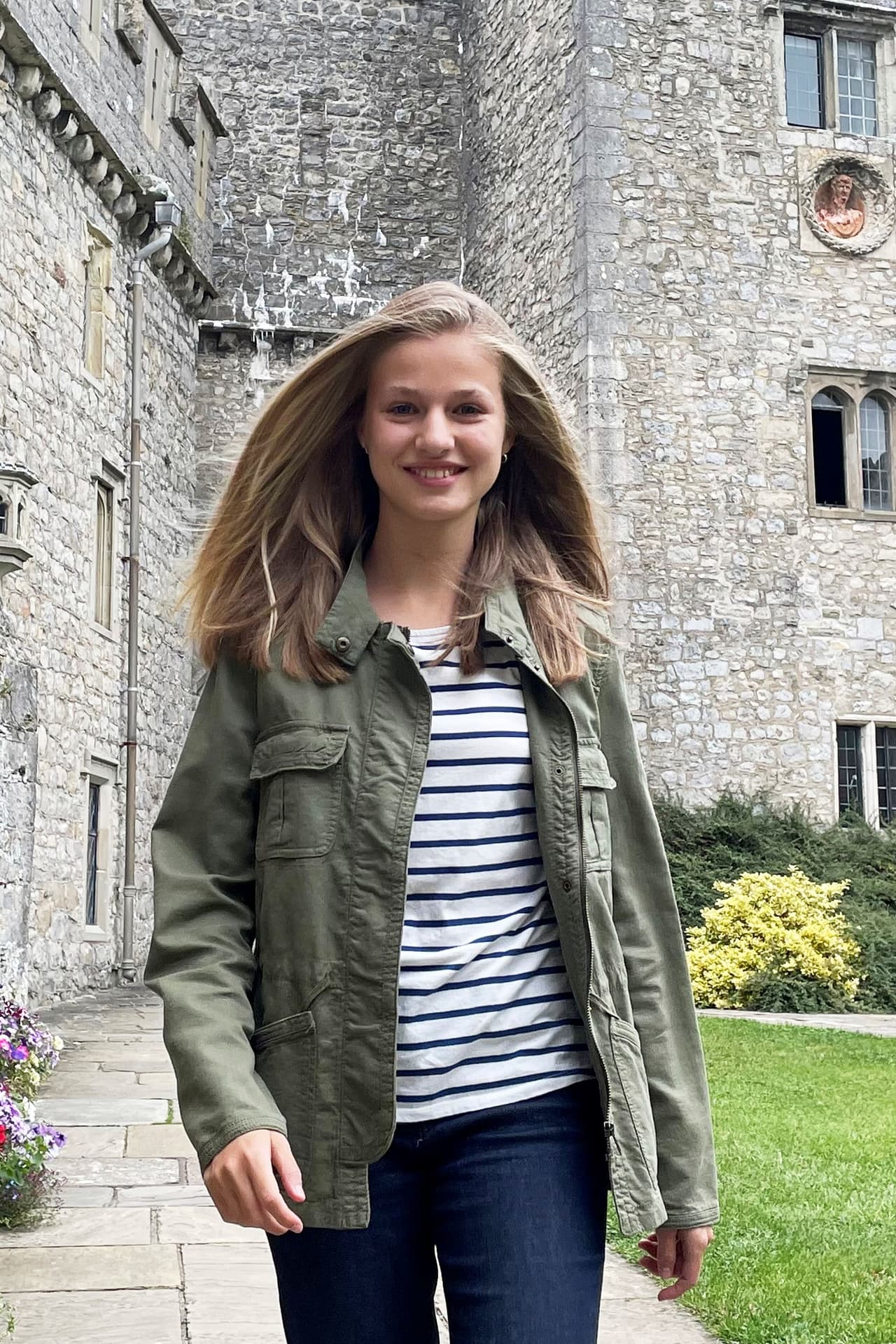 La 
<b><a href="https://www.univision.com/famosos/princesa-leonor-infanta-sofia-primer-evento-juntas-fotos">princesa Leonor</a> </b>comenzó este 30 de agosto una nueva etapa escolar, la cual implicó que tuviera que mudarse a Gales y lejos de sus padres, los reyes de España.