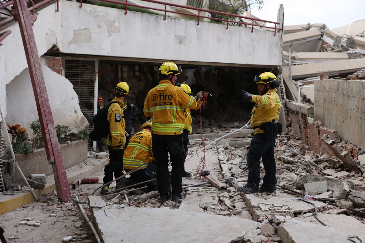 El equipo de rescate alemán planeando sus labores en La Guaira.