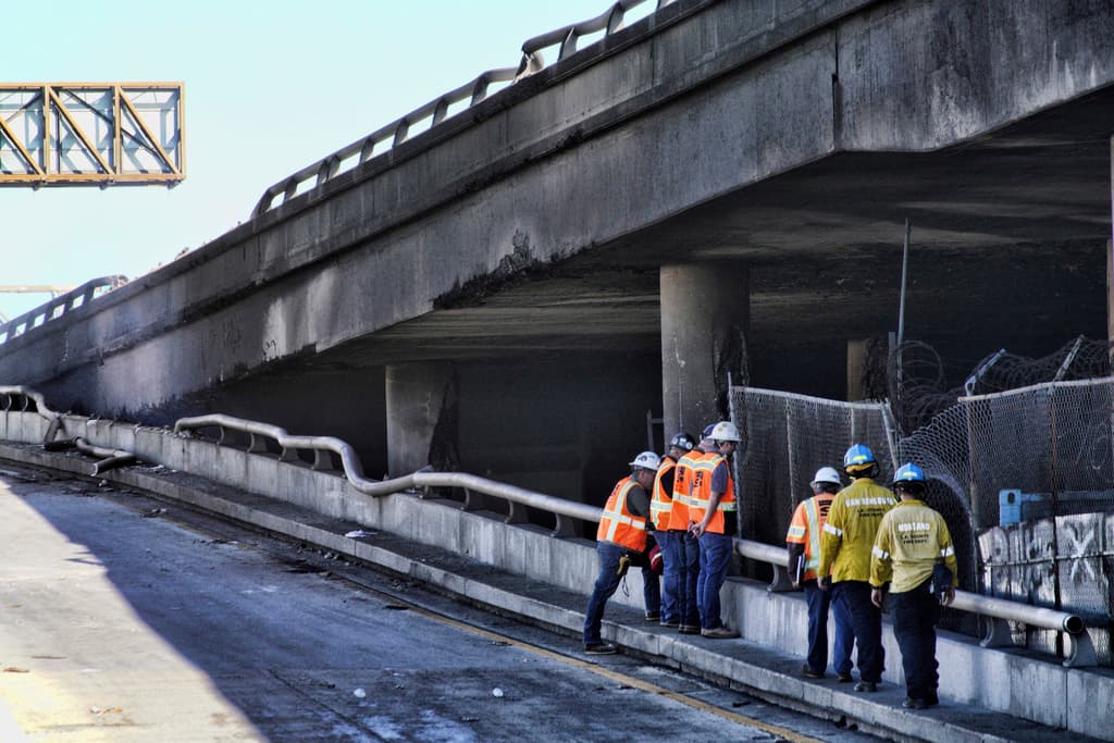 ¿Resistirán esas columnas el tránsito diario? Eso está bajo evaluación. En el caso de las barandillas, el calor trastornó su forma.