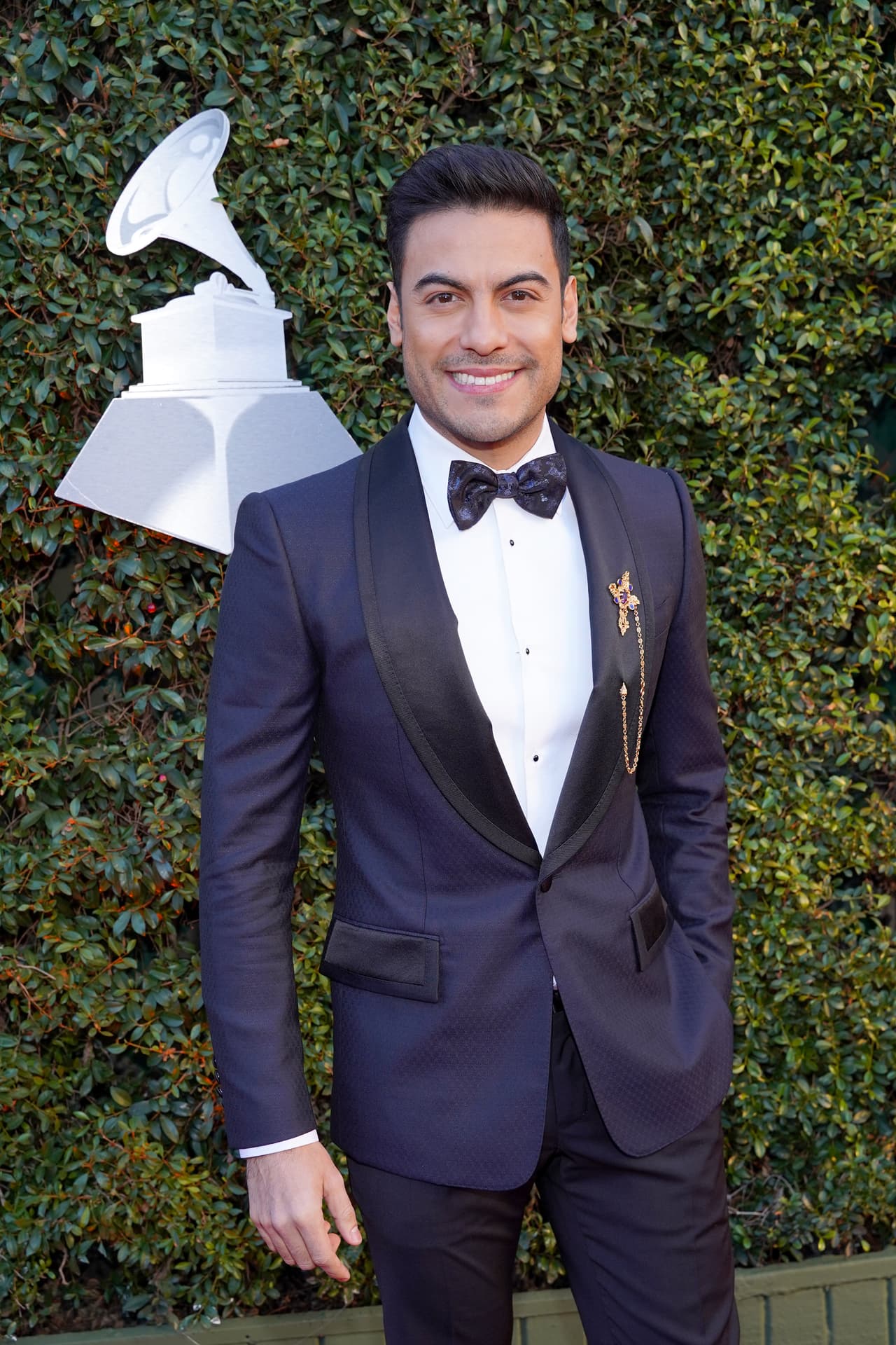 El cantante mexicano Carlos Rivera no se quedó atrás y con un traje y un moño en tonos azul también fue uno de los mejor vestidos de esta gala.