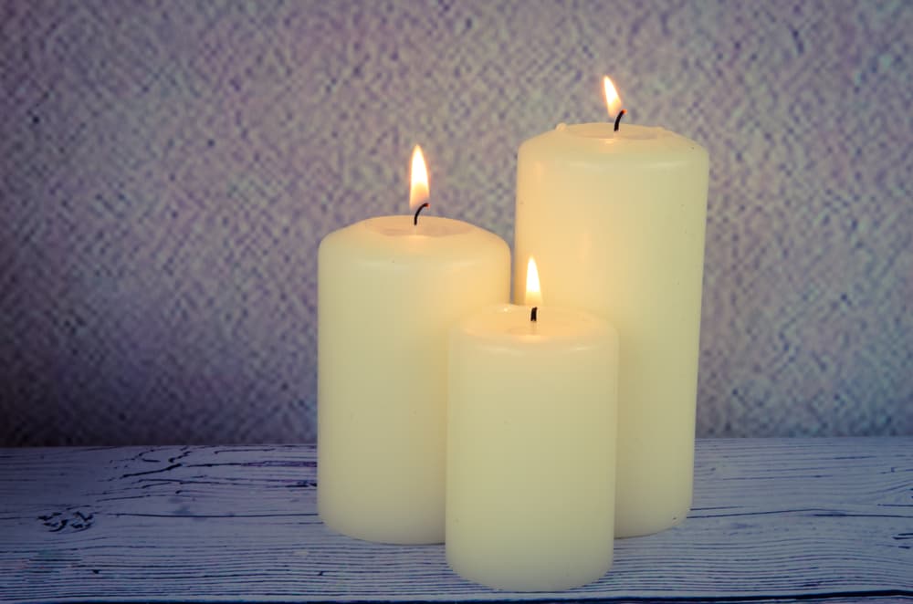 Ahora prende en tu habitación tres velas blancas, las cuales rodearás con listones blancos. Mira las llamas y concéntrate. Imagina cosas positivas, bellas, poniendo tu mente lo más relajada posible.