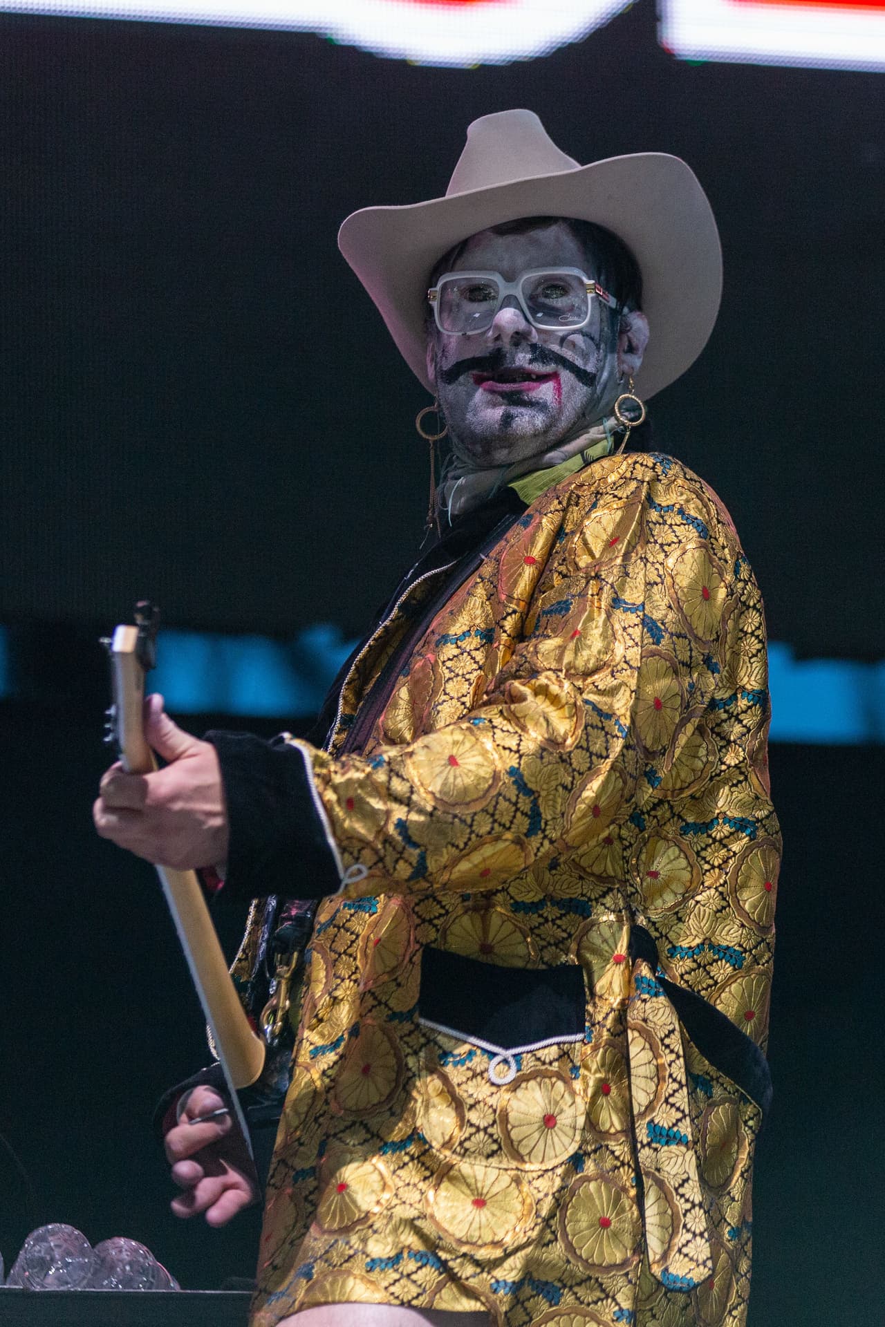 Ofreció una disculpa "a quienes no les gusta esto", y continuó: "Ese tipo es increíblemente talentoso, pero está jodido y necesita ser puesto bajo control. Necesita estar sobrio y llegar a un acuerdo con sus demonios. Es una mala persona".