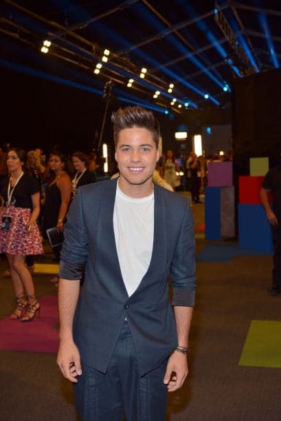 Como siempre, el talento de Univision llegó en grande a la alfombra de Premios Juventud. El azul, los colores vivos y la moda veraniega predominó.